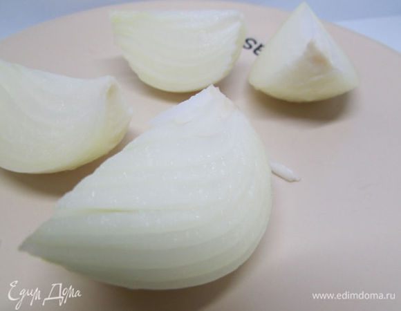 Почистить лук.