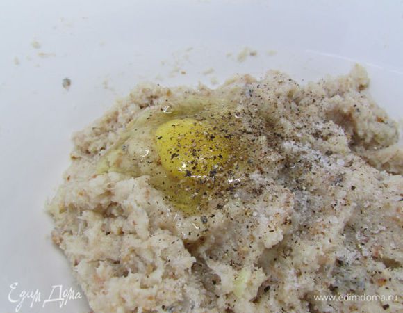 Пропустить филе рыбы (у меня хек), лук и вымоченный в молоке батон через мясорубку. Добавить яйцо, соль, перец и всё хорошо перемешать до однородности.