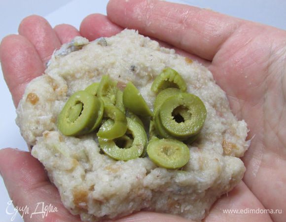 Из фарша формовать котлетки. Сделать лепешку, в середину положить 1 ч. л. нарезанных оливок и сформировать котлету. 