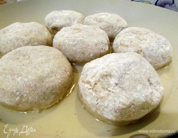 Котлеты обвалять в муке. Обжарить на раскаленной сковороде с двух сторон с добавлением растительного масла. 