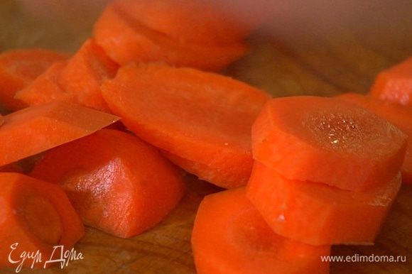 Морковь почистить, крупно порезать, добавить к луку и все обжарить.