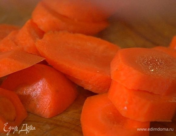 Морковь почистить, крупно порезать, добавить к луку и все обжарить.
