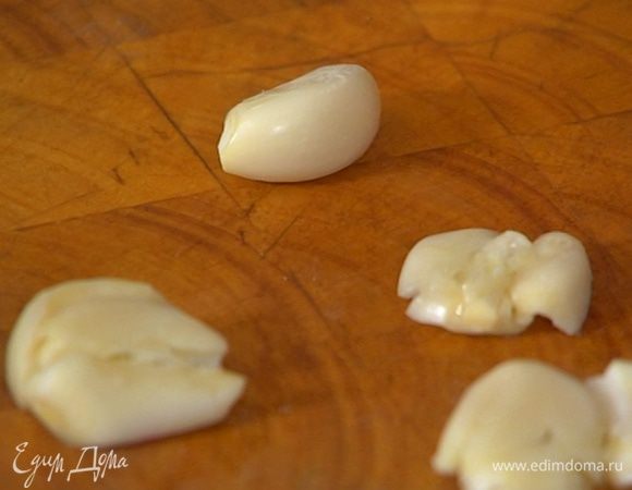 Чеснок почистить и раздавить плоской стороной ножа.