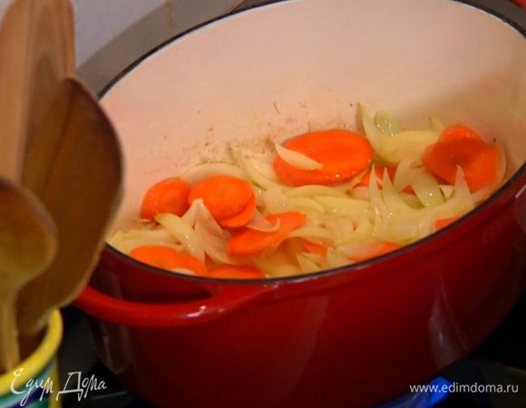 Когда лук будет практически готов, добавить в кастрюлю чеснок, перемешать, слегка прогреть, затем добавить букет гарни и все еще немного прогреть.