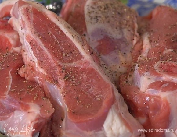Мясо посолить, поперчить и слегка припудрить со всех сторон мукой.