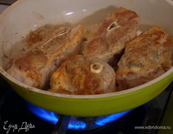 Разогреть в сковороде оставшееся оливковое масло и обжарить мясо на сильном огне до золотистой корочки.