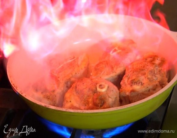 Влить коньяк, подождать несколько секунд, чтобы алкоголь слегка выпарился, и переложить мясо в кастрюлю с овощами.