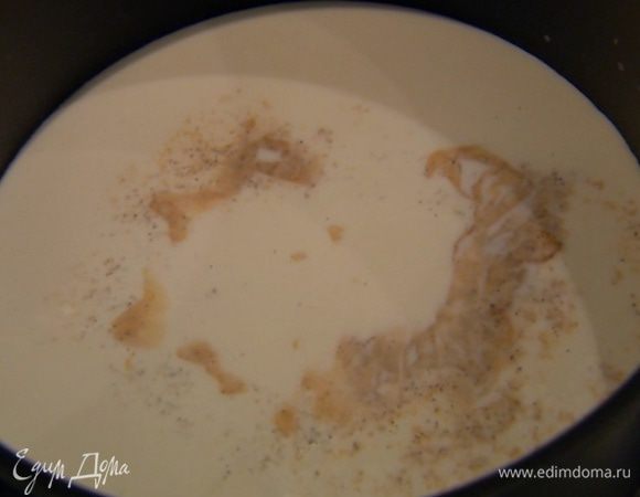 Молоко и сливки влить в большую кастрюлю, добавить ванильный экстракт, довести до кипения и сразу снять с огня.