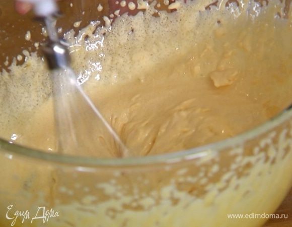 Желтки взбить миксером, всыпать сахар и взбить все в густую, светлую массу.