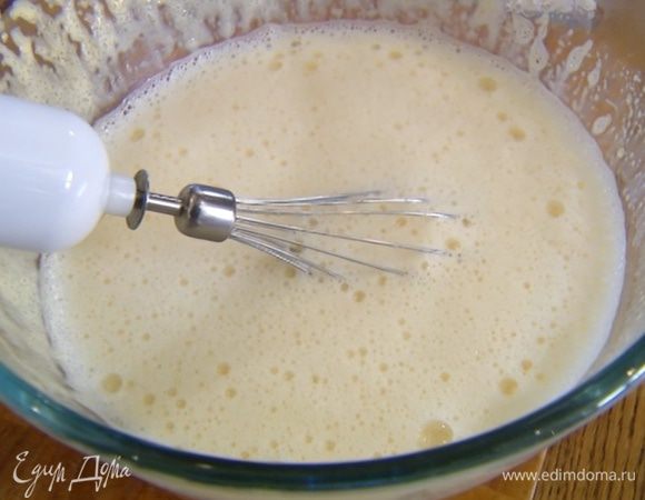 Горячее молоко со сливками влить в желтково-сахарную массу и вымешать венчиком.