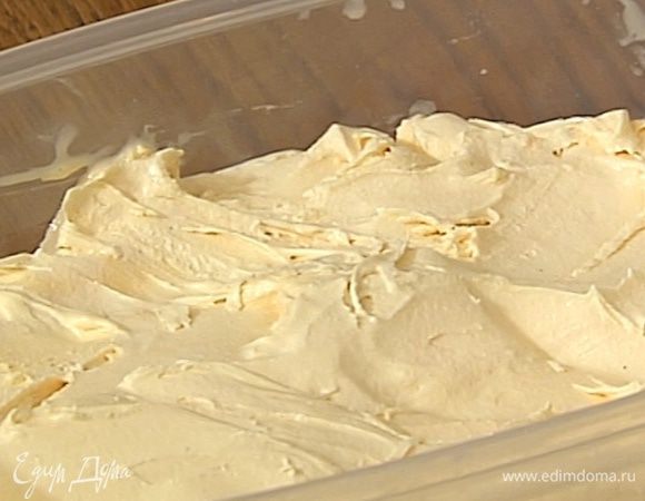 Отправить массу на 4–6 часов в морозилку и периодически взбивать миксером или воспользоваться машинкой для приготовления мороженого.