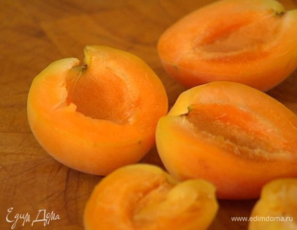 Абрикосы отделить от косточек.