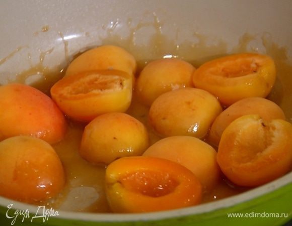 Разогреть в сковороде сливочное масло, добавить сахар, зернышки кардамона, влить кленовый сироп, выложить половинки абрикосов и закарамелизировать их.