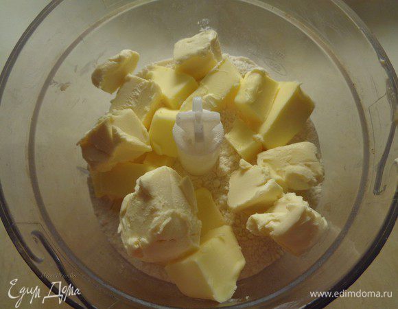 Добавить порезанное масло. 