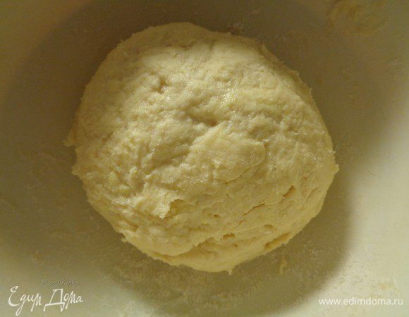 Добавить ледяной воды и сформировать из теста колобок. Завернуть в пакет и положить его в холодильник на 1 час.
