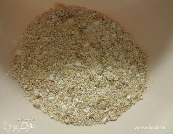 Смешать для крема миндаль, крахмал и сахарную пудру.