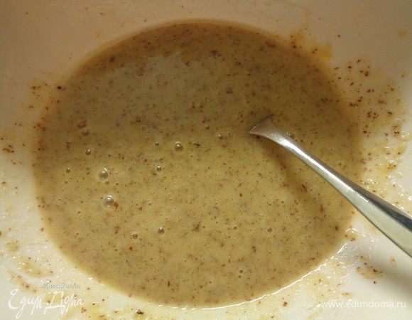 Добавить яйцо, растопленное масло, ваниль из стручка и сливки. Хорошо перемешать.