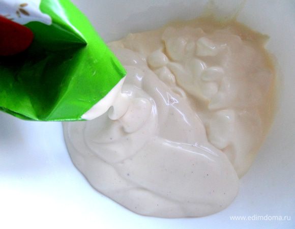 Тесто всем знакомо,для него смешиваем в равных (или примерно равных) пропорциях сметану и майонез.