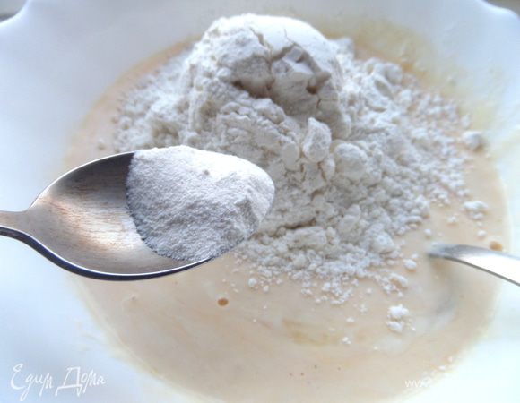 Муку с разрыхлителем,соль,если преобладает сметана. Перемешиваем массу.