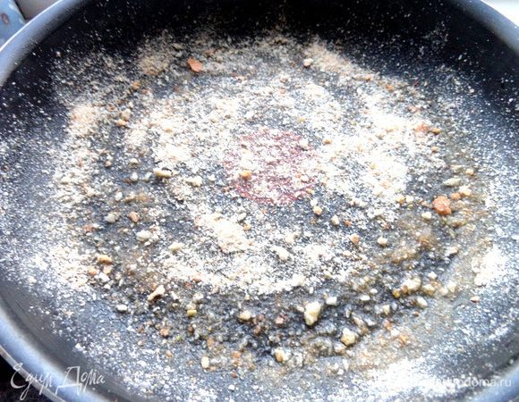 Форму (22 см) смазываем растительным маслом и посыпаем сухарями.