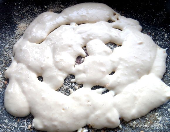 На дно наливаем немного теста (оно довольно жидкое,я наливаю ложкой).