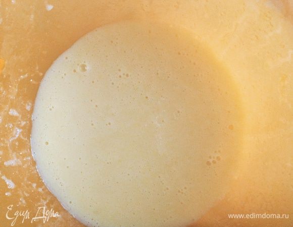 Предварительно отварить тыкву и разогреть духовку до 180С 
Взбить яйца с сахаром и маслом, затем добавить йогурт и снова взбить.