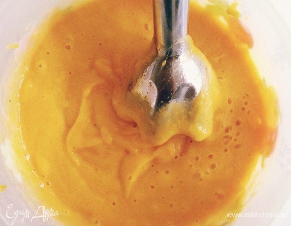 3/4 тыквы и 3/4 банана взбить блендером в пюре. Пюре вмешать в взбитые яйца и йогурт.