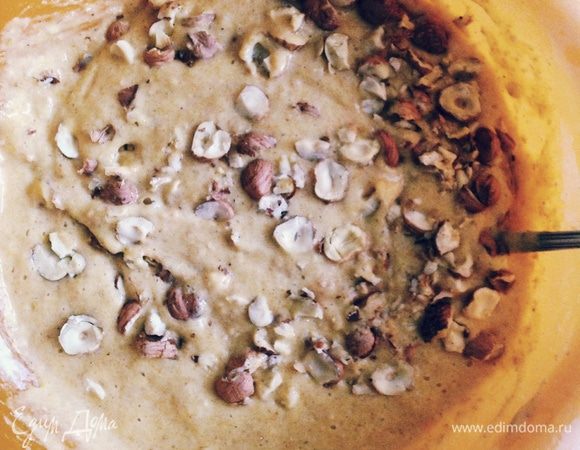 В отдельной миске смешать муку, разрыхрытель, корицу. Полученную смесь понемногу всыпать в жидкую часть теста, постоянно помешивая. Добавить измельченные орехи.