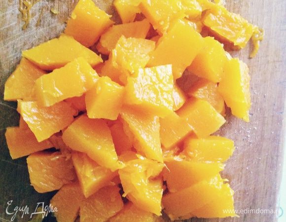 Оставшуюся тыкву нарезать кубиками и вмешать в тесто.