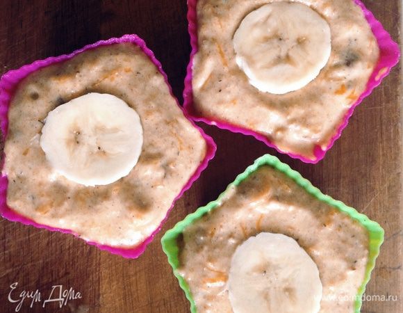 Готовое тесто выложить в формочки, оставшийся банан нарезать кружочками, уложить сверху. Отправляем в духовку, выпекаем до румяной корочки.
