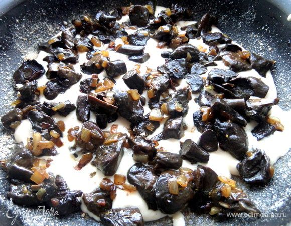 Обжариваем грибы с луком и приправами,распределяем несколько ложек на первый слой теста.