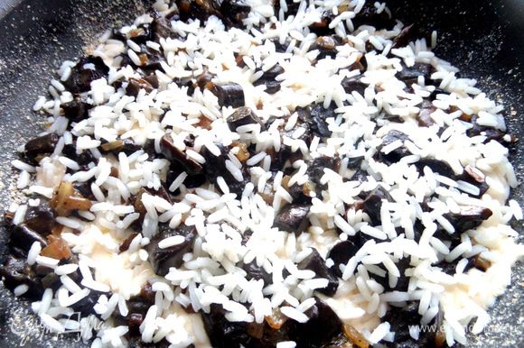 У меня оставалась порция риса и я нашла ей применение! Немного насыпать риса на грибы.