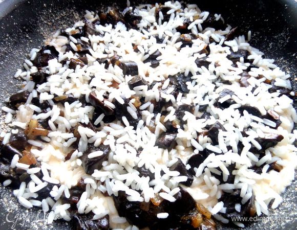 У меня оставалась порция риса и я нашла ей применение! Немного насыпать риса на грибы.