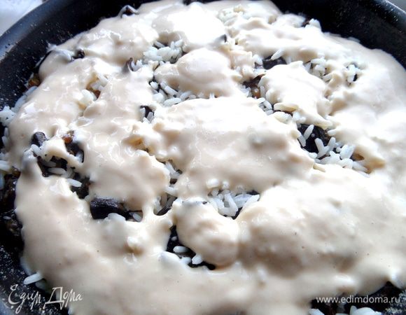 Заливаем остатками теста.