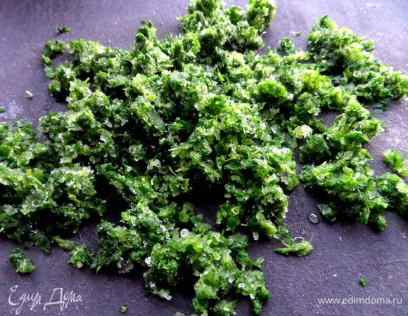 Шпинату даём подтаять и нарежем на кусочки.