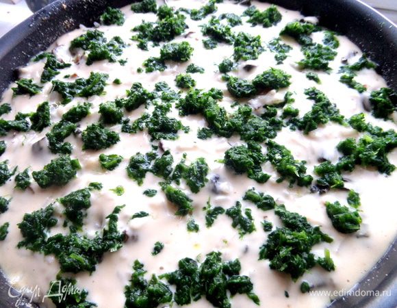 И прямо не совсем размороженный посыпаем на верхний слой теста.