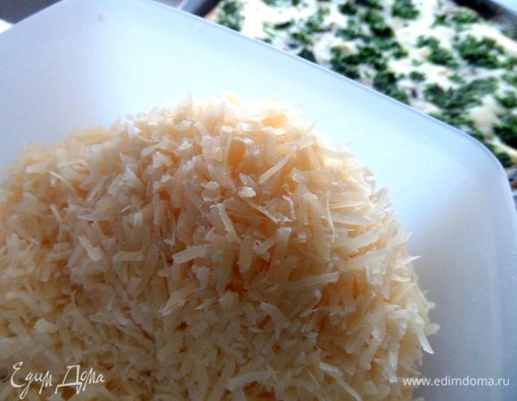 Сыр твёрдых сортов (у меня местный пармезан) натираем мелко...