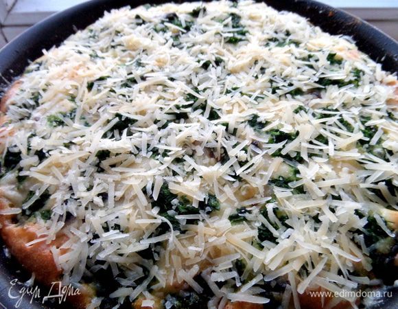 Равномерно посыпаем поверхность пирога сыром.