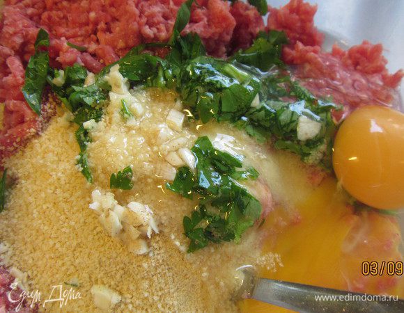 Смешиваем фарш, выдавленный чеснок (1 зубчик), яйца, панировочные сухари, петрушку, соль и перец по вкусу. Даем постоять минут 5.
