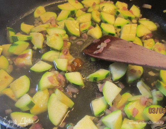 Цукини режем тонкими четвертинками и добавляем их в сотейник. Готовим несколько минут, после чего добавляем бульон (или воду). 
