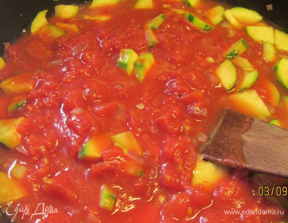 Доводим до кипения и добавляем помидоры в собственном соку. Готовим на среднем огне минут 5. Затем солим, перчим и добавляем мускатный орех. 
