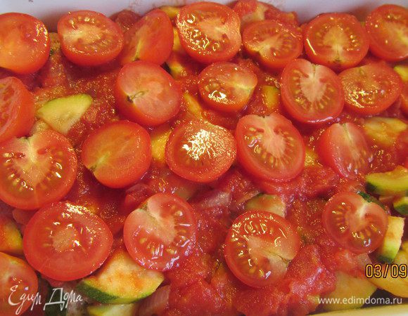 Помидорки черри разрезаем напопола и выкладываем сверху. Отправляем в духовку 200 гр минут на 30-40.
