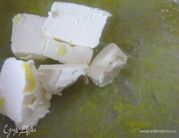 Добавить сливочное масло ( комнатной температуры).
Готовить курд на самом маленьком огне, постоянно помешивая.
Варить до появления "пузырьков".