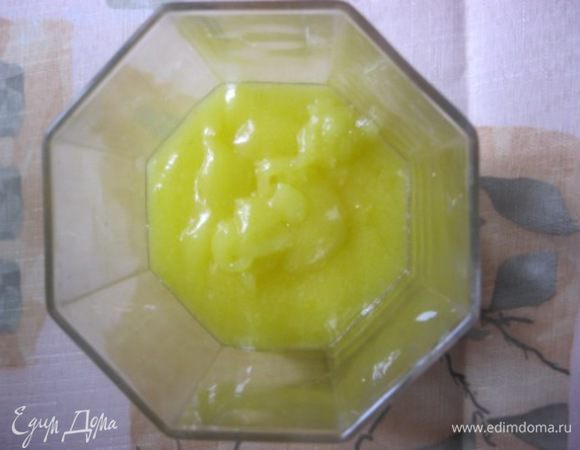 Готовый крем переложить в посуду, накрыв п.пленкой.
Для начинки нам нужен полностью остывший крем.