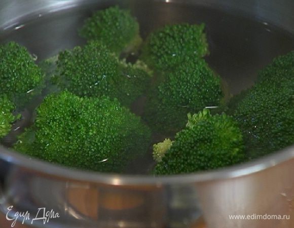 Брокколи разделить на соцветия и опустить на 2–3 минуты в кипящую воду, затем отбросить на сито.