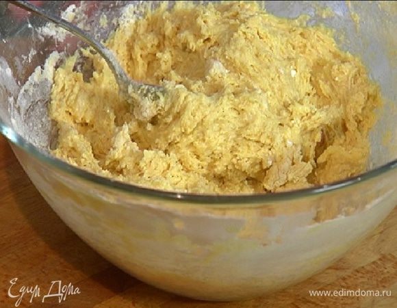 Приготовить тесто: предварительно размягченное сливочное масло взбить блендером вместе с сахаром, по одному ввести яйца и взбить еще немного, затем добавить муку с разрыхлителем и вымешать все ложкой.