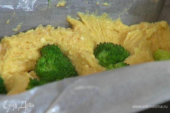 Отваренные соцветия брокколи вдавить сверху в тесто.