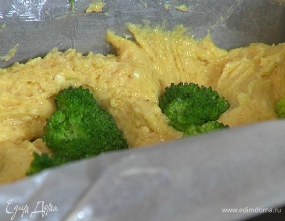 Отваренные соцветия брокколи вдавить сверху в тесто.