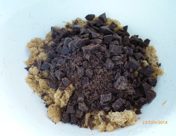 Горький шоколад мелко рубим ножом и добавляем к крошке, все перемешиваем. Штрейзель готов. Убираем его в холодильник.