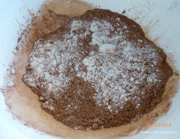 Готовим тесто. В отдельной посуде смешиваем муку, соль, соду, разрыхлитель, какао и цикорий.